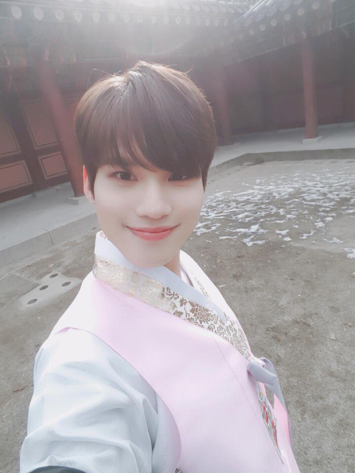 TARGET7_K's tweet photo. #현
여러분 설날 잘보내고 계신가요??
저희 타겟도 잘지내고 있습니다~ 설연휴 가족들과 즐거운 시간 보내시고 푹쉬고 다시달려가요! 설연휴 잘 마무리 하시고 빨리만나요~~새해 복 많이 받으세요!!

#복숭아 도령 
#한복 
#설연휴 
#타겟 https://t.co/ZXsgO8Yhr5