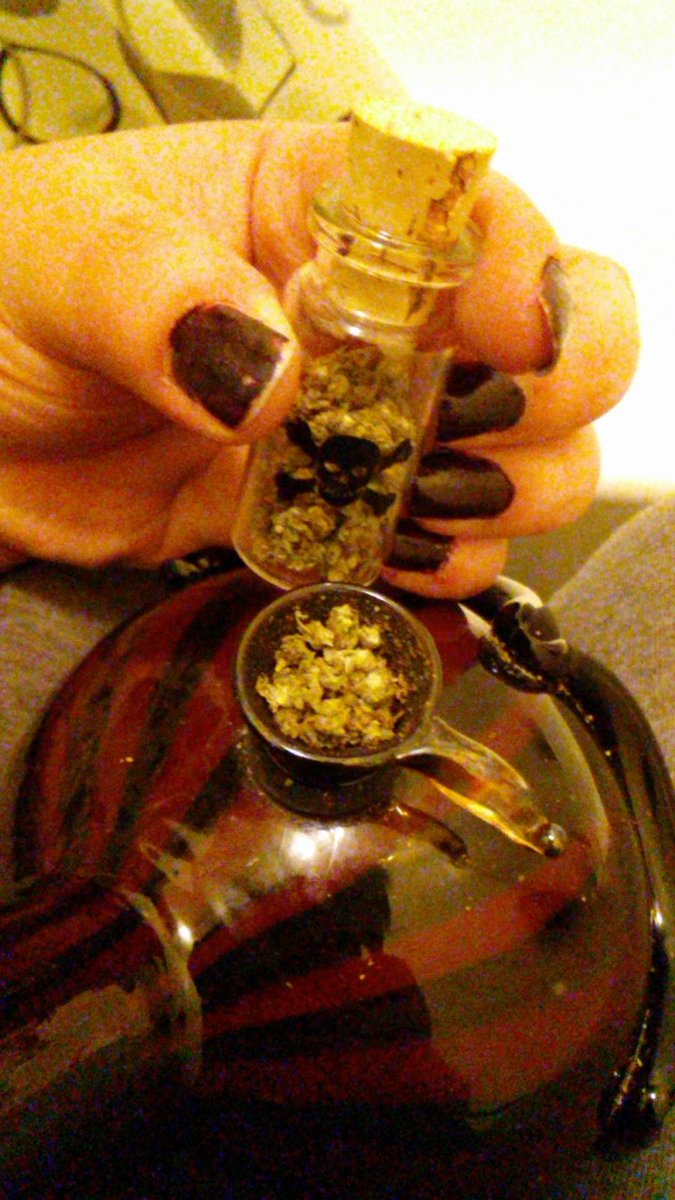 smoke_purple420's tweet image. Happy Valentine's day💜 #darknails #worldreefers #awkwardhand