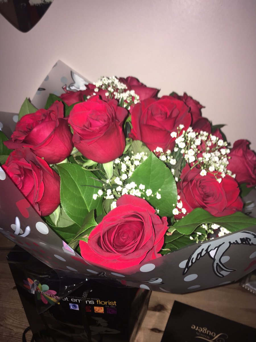 marieames1979's tweet photo. Thank you @fluffy339 for my valentines roses 🌹 delivered to my work yesterday 😀😘😘 https://t.co/KlaEsIwApr