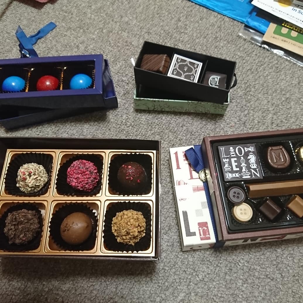 naonami47's tweet photo. 1日、遅れましたが、happy、valentine🎉マイチョコと職場の人からも、頂きました🤗しばらく、カロリーオーバーの日が、続きそう😣
#ValentinesDay #LEON #DEBAILLEUL #PierrePRECIEUSE #FRANDORE https://t.co/BzSw1IcYWQ