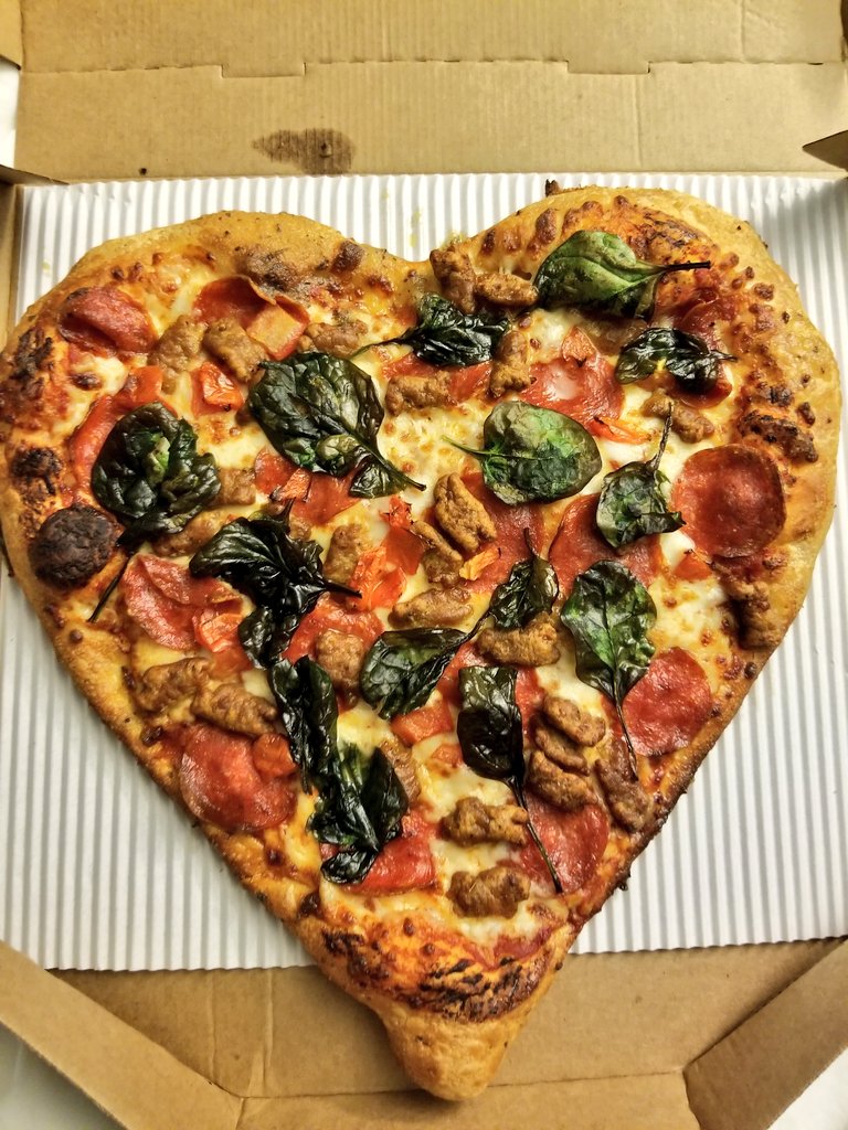 lovelyOsa's tweet photo. My first ♥ pizza. I'm so excited. #VdayandChill by myself 🎉 https://t.co/vwuZsFhtfL