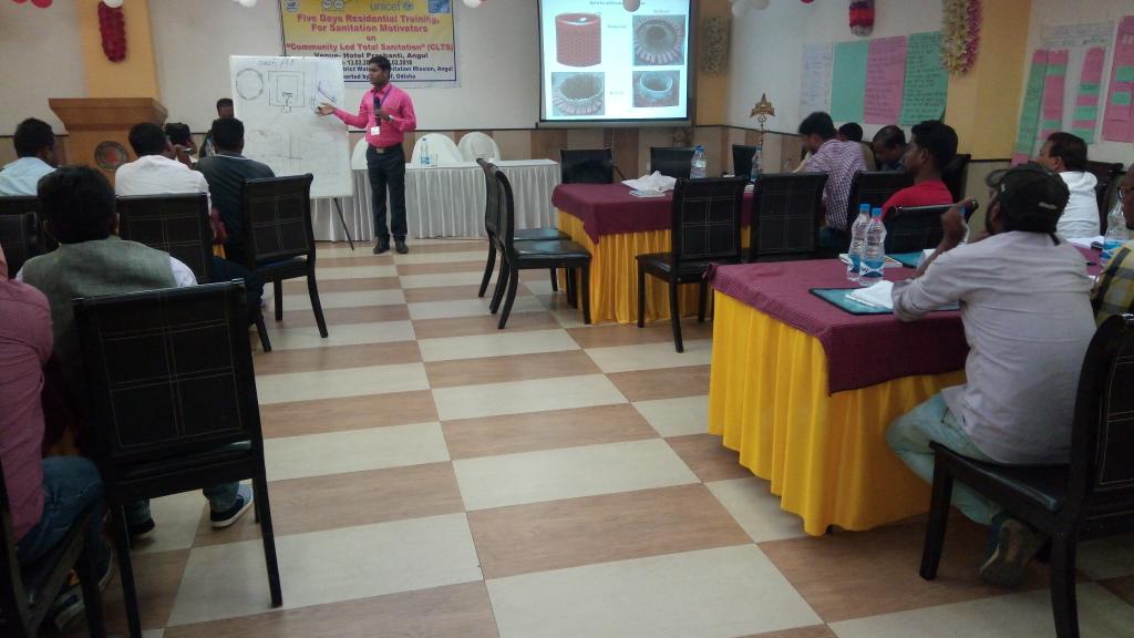 SwachhAngul's tweet photo. #6thBatch #Day3CLTSTraining
Master trainer explaining about Leach pit technology and types of pit as per soil condition.
#SwachhBharat #ZSBP @swachhbharat @sbmodisha @PRDeptOdisha @tatatrusts @Sbmzsbp @odisha_zsbp @TeamSwachh https://t.co/oBH1OfGU71