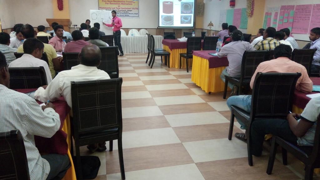 SwachhAngul's tweet photo. #6thBatch #Day3CLTSTraining
Master trainer explaining about Leach pit technology and types of pit as per soil condition.
#SwachhBharat #ZSBP @swachhbharat @sbmodisha @PRDeptOdisha @tatatrusts @Sbmzsbp @odisha_zsbp @TeamSwachh https://t.co/oBH1OfGU71