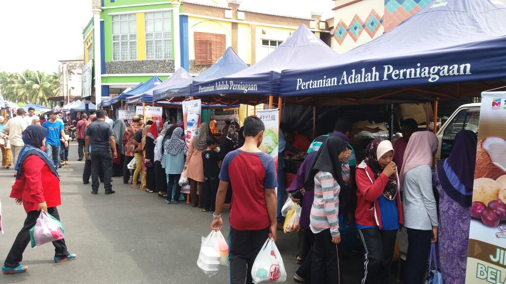 TheGoat30965's tweet photo. Jualan Jimat Belanja Dapur 2018 #jbd2018 kini di Pasar Tani Taman Bendahara Pengkalan Chepa.

Jualan Jimat Belanja Dapur ini memberi peluang kepada rakyat untuk menikmati kemudahan barang keperluan pada harga murah #famadihatirakyat #nbos #tn50 #jbd2018 https://t.co/Og1fSniv3a