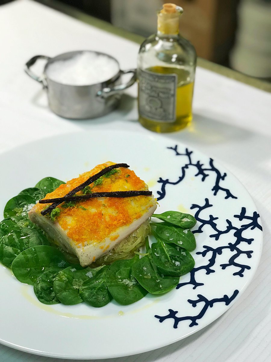 Découvrez les astuces du chef Simone Zanoni pour réaliser un filet de sériole confite accompagné d'une compotée de poireaux à la vanille. La recette en vidéo > bit.ly/2svuK3D  #chef #recette