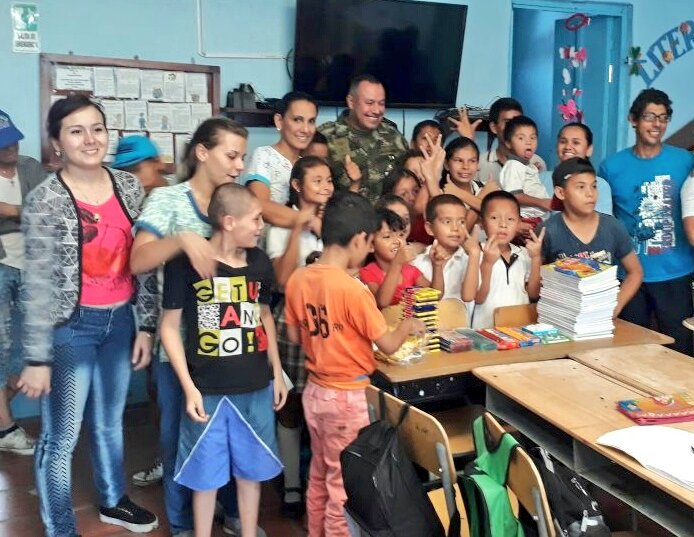 Ejercito_Div5's tweet photo. Con sonrisas fue recibido el Comandante del #ComandoZeus #SextaBrigada por parte de los niños de la Fundación Cádiz y la escuela Pueblo Nuevo en #Chaparral. Durante su visita fueron entregados kits escolares a los niños con necesidades especiales, reforzando su aprendizaje https://t.co/IpQhZgIerq