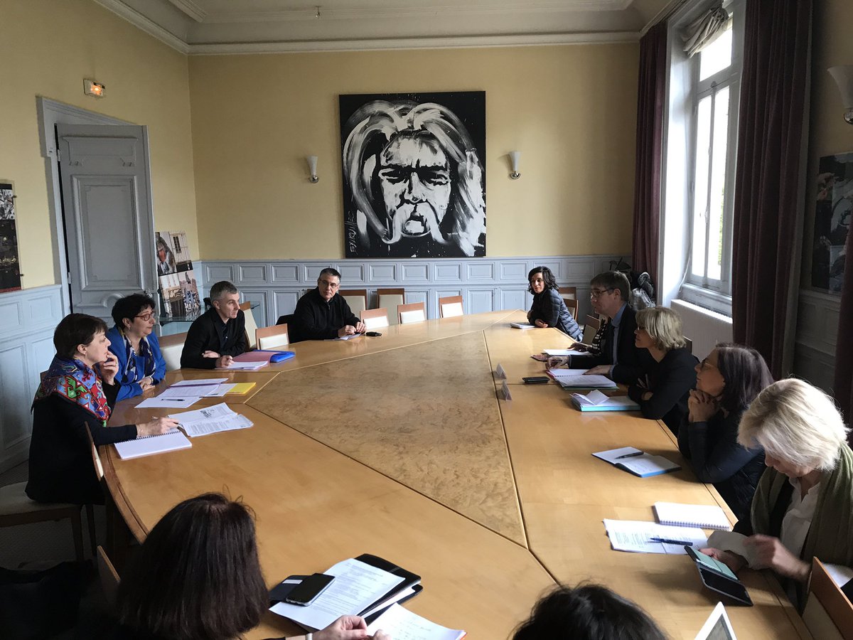 r_viotti's tweet image. Rencontre de @KhattabiF et @onoblecourt avec les cadres et élus  du Conseil Général #cg21 ...Actions de prévention et d&apos;accompagnement global @Delegpauvrete #StrategiePauvrete @agnesbuzyn