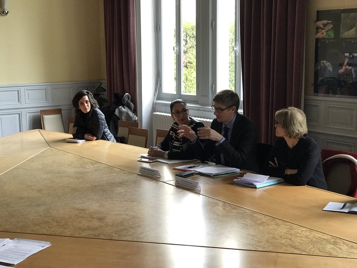 r_viotti's tweet image. Rencontre de @KhattabiF et @onoblecourt avec les cadres et élus  du Conseil Général #cg21 ...Actions de prévention et d&apos;accompagnement global @Delegpauvrete #StrategiePauvrete @agnesbuzyn