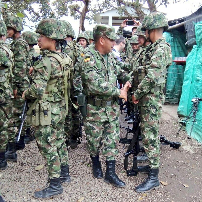 Ejercito_Div5's tweet photo. Con un mensaje de motivación, el Comandante del #ComandoZeus #SextaBrigada resaltó el trabajo de los héroes del Batallón Caicedo que garantizan la seguridad en #SanAntonio, Tol durante visita a la base militar https://t.co/mnPzAmkXSi