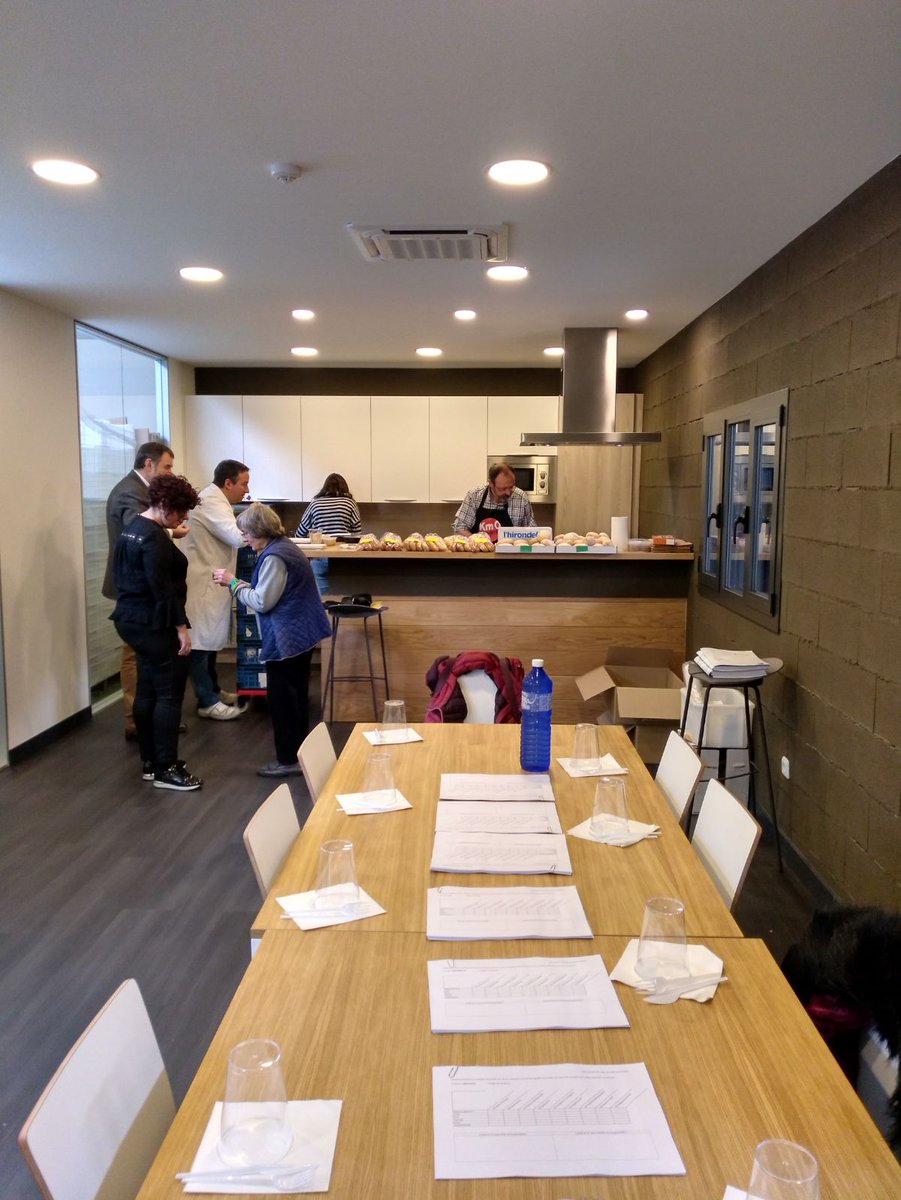 grupo_ssi's tweet photo. Sesiones de pre-cata con una de nuestras usuarias del #SAD que se ha animado a participar 👏👏
Proyecto #Alivida avanza
@tecnalia @BizkarraPan @leartiker #Harakai https://t.co/nxokc1iPYs