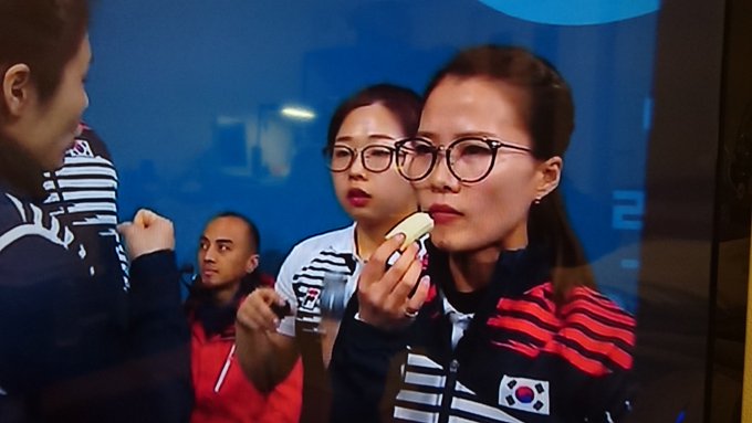 女子カーリング 予選 韓国対日本 おやつタイム 韓国はバナナ 日本はイチゴ まとめダネ 女子カーリング 予選 韓国対日本 おやつタイム 韓国はバナナ 日本はイチゴ まとめダネ