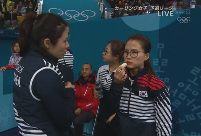 女子カーリング 予選 韓国対日本 おやつタイム 韓国はバナナ 日本はイチゴ まとめダネ