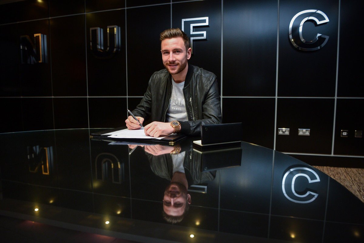 PaulDummett's tweet photo. Honoured and delighted to have signed a new contract for my boyhood club @nufc ✍🏼⚫️⚪️ https://t.co/duCXPwElqk