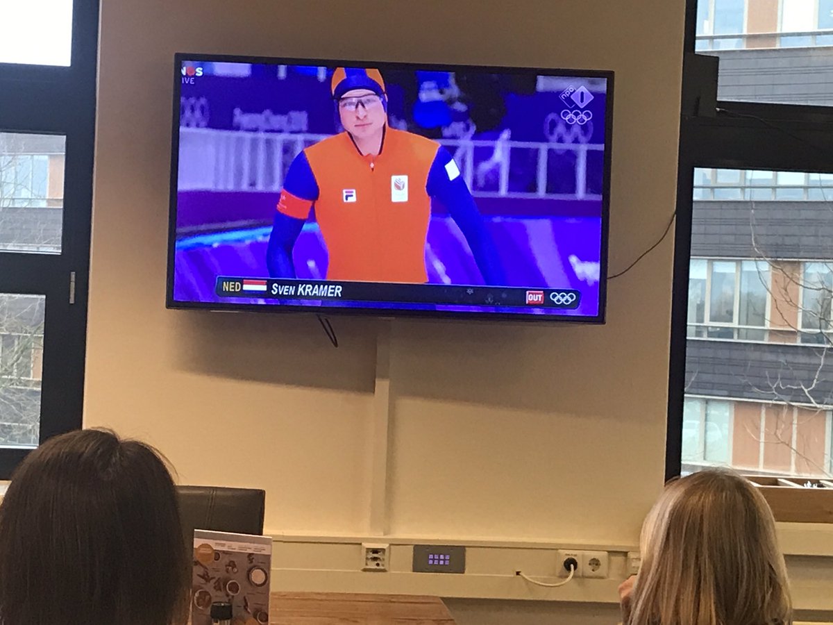 RoosTwigt's tweet photo. "Onder de baas zn tijd" schaatsen kijken (baas kijkt ook, hoor) #GoSven #Pyeongyang2018 https://t.co/8Ng0iWMdz8