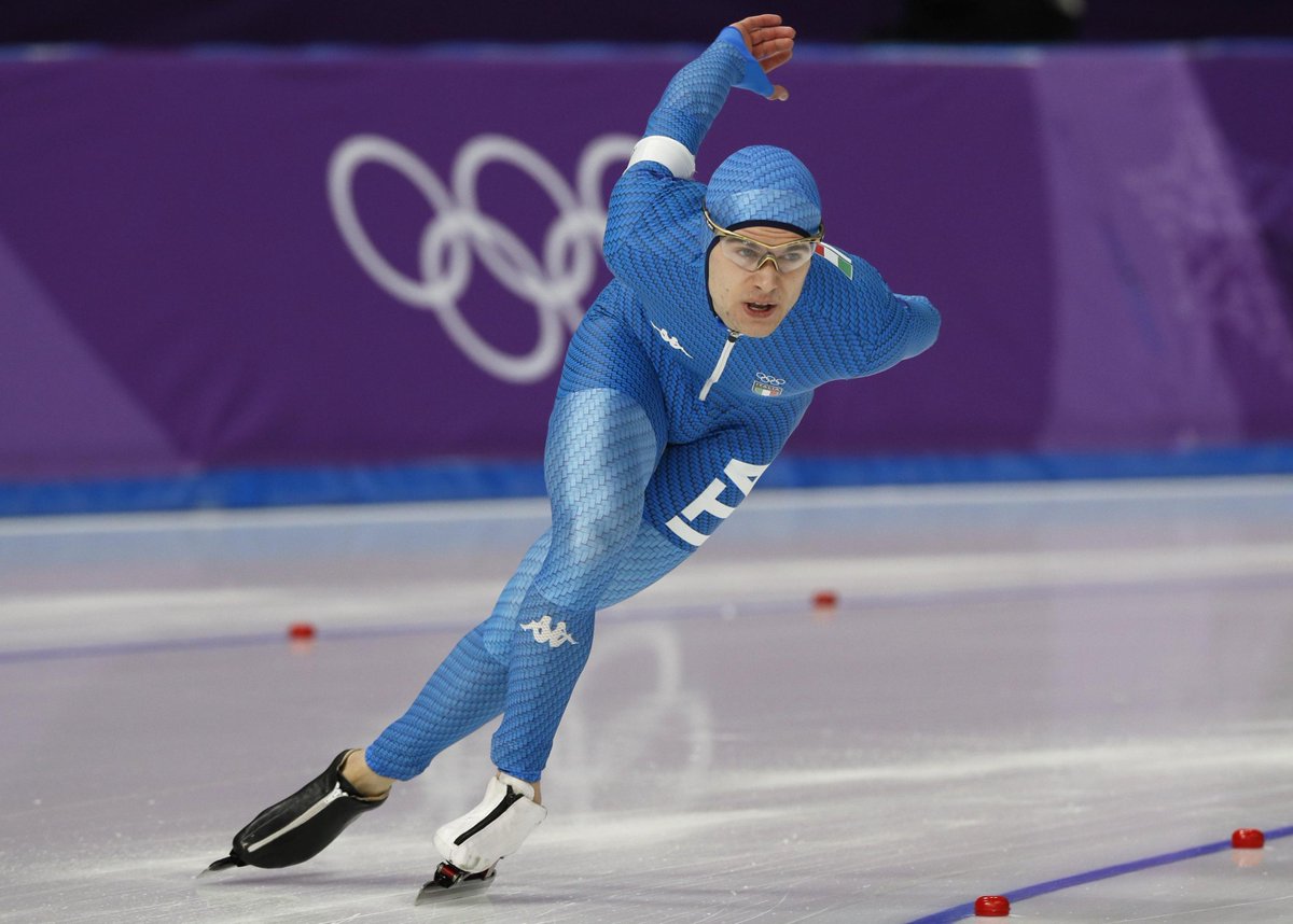 ItaliaTeam_it's tweet photo. BRONZOOOOOOOO!🥉 

Nicola #Tumolero è terzo sul ghiaccio di #PyeongChang2018 nei 10.000m!  

RT per il pattinatore azzurro! 💙 
#ItaliaTeam #FuocosulGhiaccio #Olympics #speedskating @fisg_it https://t.co/wgBypIvfWx