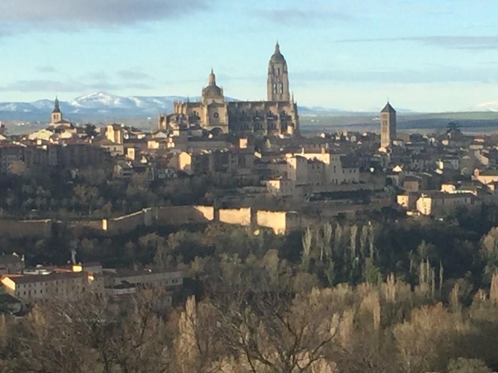 Feliz y soleados días desde la bella y monumental Segovia !!    <a href="/paradores/">Paradores de Turismo</a> #Segovia #FinDeSemana #Gastronomia #ciudadpatrimonio #sol