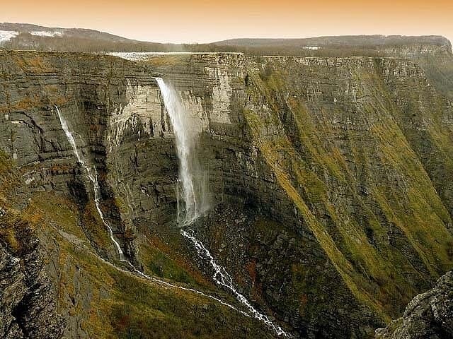 Turalbur's tweet photo. Buenos días a todos! 

Hoy compartimos estas dos bonitas imágenes del Salto del Nervión, un monumento natural situado entre la provincia de Burgos y la de Álava 📸📸

Os invitamos a descubrirlo! 😎

#VuélveteRural #BurgosProvincia https://t.co/ZgBAxs0kiN