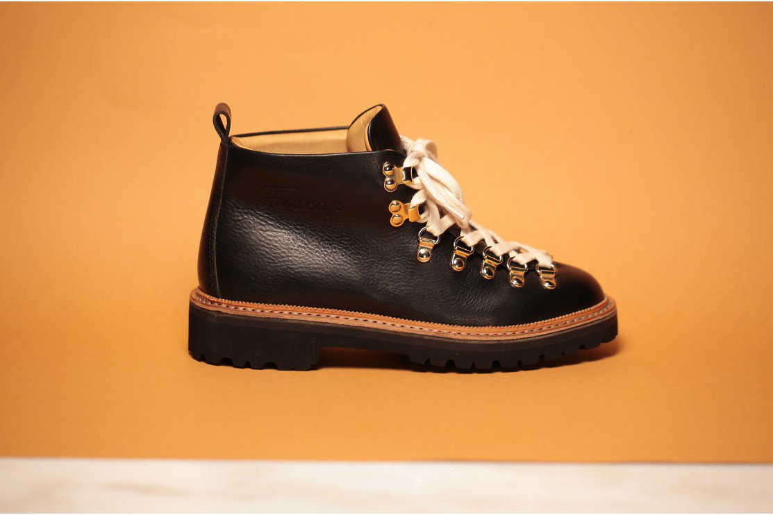 Fracap1908's tweet photo. Handcrafted M120 KATE boots in Black leather and Golden Eyelets.
Check out the “special edition” section on https://t.co/iWGuFbrNYJ and get a pair of this unique style.
PayPal accepted,we deliver worldwide.
Man and woman sizes 
#fracap #handcrafted #madeinitaly https://t.co/EUHfnriV3Q
