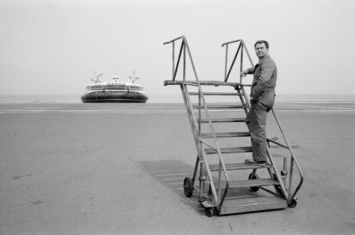 CalaisXXL's tweet photo. Assez impressionnante cette photo ! 😱 De 1966 à 2000, les aéroglisseurs sont en service à #Calais. L'occasion aussi de vous montrer la photo géante de l'Hoverport accrochée dans mon bureau 😍 ! #chanceuse https://t.co/hRLNvhus40