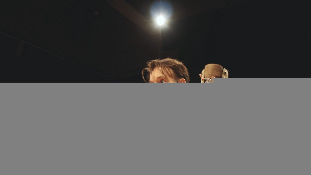 Nieuwkomers: Een rake afspiegeling van de kibbelende en soms woedende Nederlandse samenleving "Enkele weken voorafgaand aan de première van Greppels productie ‘Nieuwkomers’ bevind ik mij op het puntje van mijn stoel. Drie act... theatergroepgreppel.nl/een-rake-afspi…