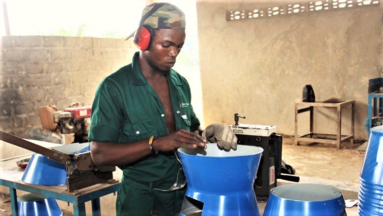 SETIenergy's tweet image. The @WorldBank is investing 2 million USD to support the production and marketing of #ImprovedCookstoves in #Kinshasa. The program subsidizes locally produced stoves and aims to reduce reliance on charcoal, protecting #DRC's natural forests.