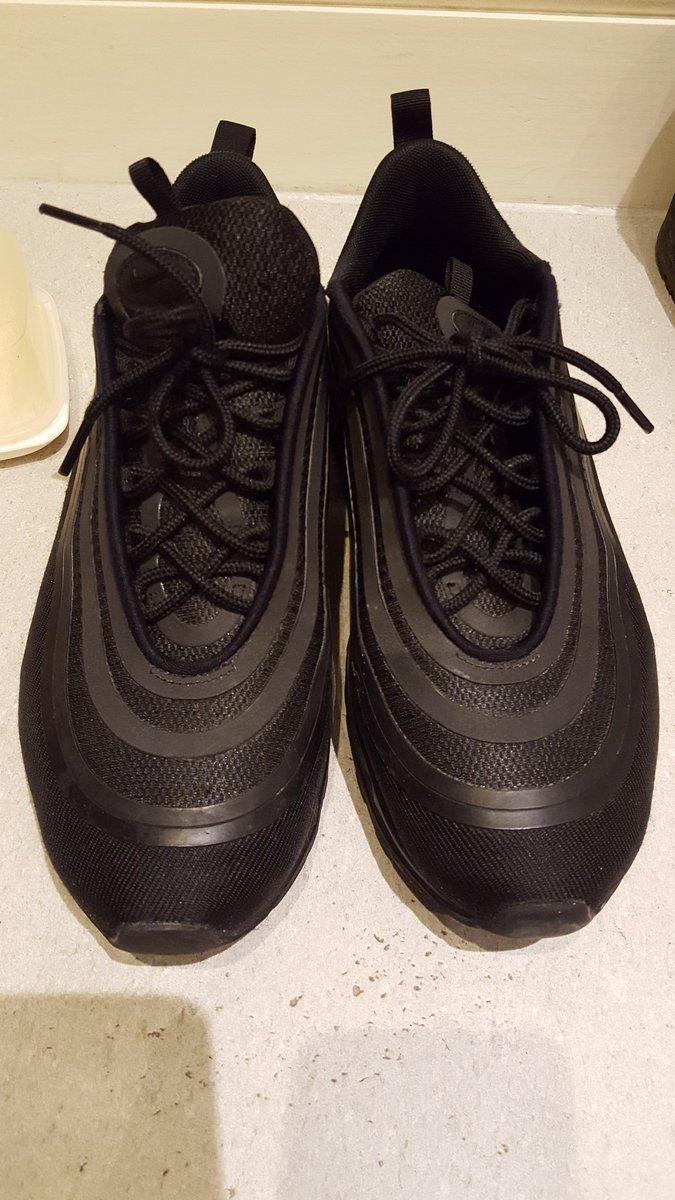 VangerScott's tweet photo. @footlocker I purchased these trainers in November 2017 however recently the bubbles have popped on both shoes making them unwearable. Please advise how I can return them for a replacement. @FootLockerEU #nikeairmax97ultra https://t.co/2woQ3aNpfz