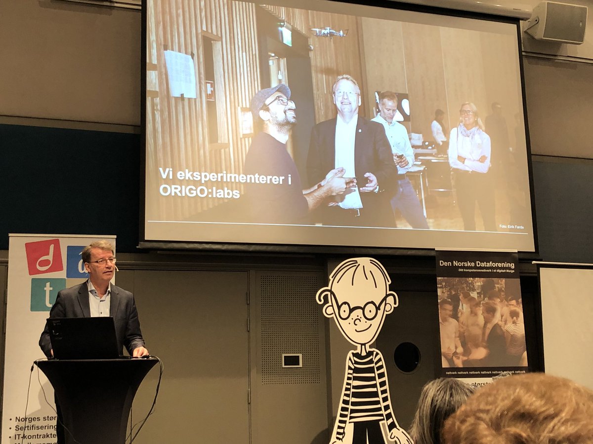 sisomm's tweet photo. Hey! Bilde av kollega @9khil fra @bouvet innovasjonsworkshop med @Oslokommune vises når finansbyråd Robert Steen holder Keynote om digital transformasjon på #software2018 https://t.co/frgNhazBsa