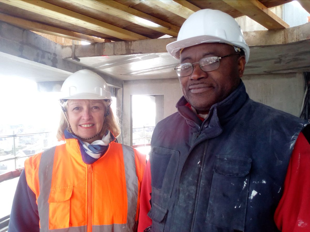 La rénovation urbaine booste l'emploi dans les #QPV <a href="/metropolerennes/">Rennes Ville et Métropole</a> : après 900 h de #clausedinsertion sur la ZAC Saumurois (chantier <a href="/Archipelhabitat/">Archipel habitat</a> avec soutien € de l'<a href="/AnruOfficiel/">ANRU</a>), M.MBUNGU est embauché en CDI par PINEAU plomberie avec formation qualifiante <a href="/CFA_Bretagne/">Bâtiment CFABretagne</a>