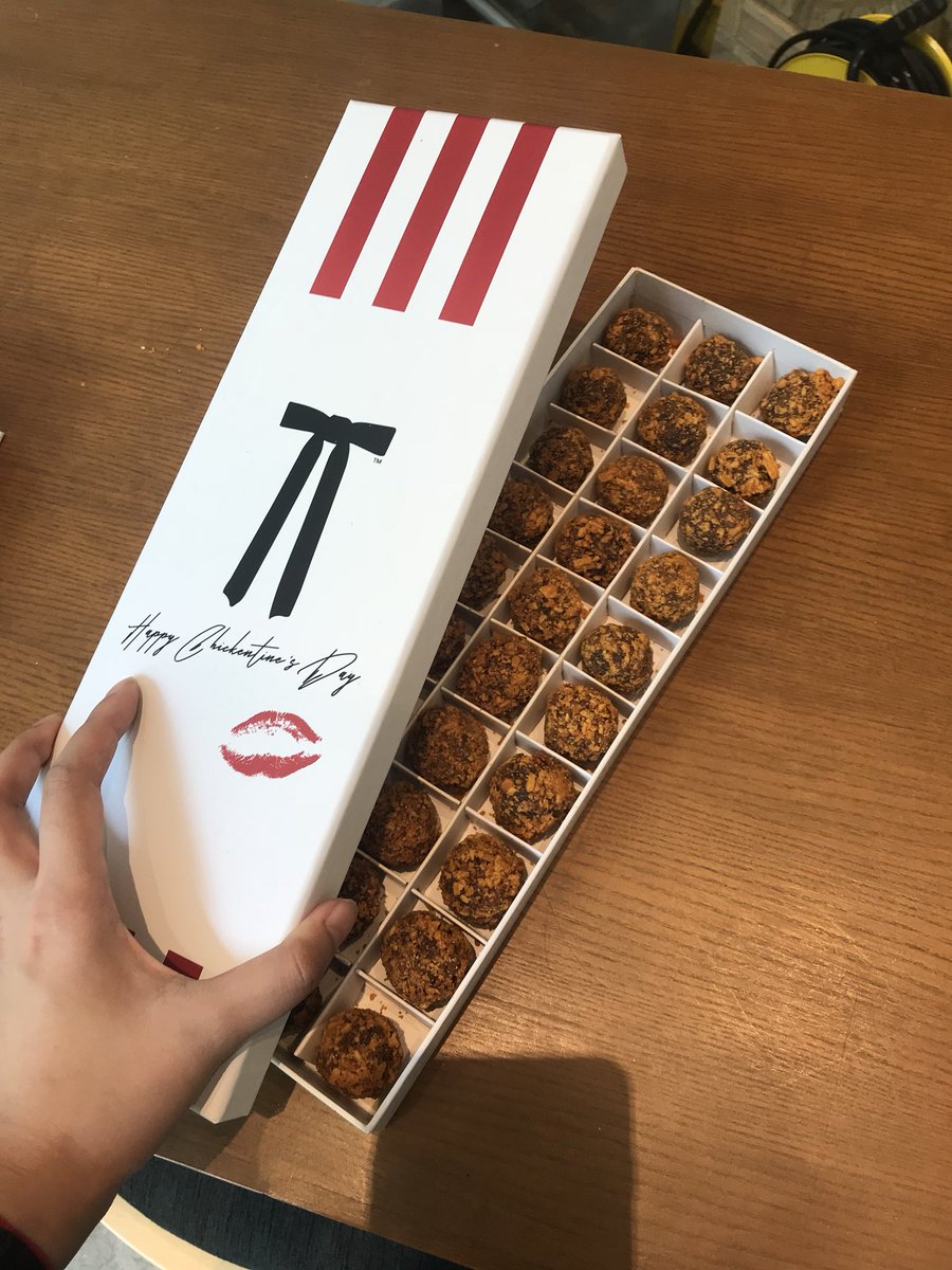 foofuflutist's tweet photo. ได้มาแล้วจ้า #KFCChocoZabb ลุ้นรับของขวัญวาเลนไทน์จาก @kfcth เมื่อวาน วันนี้มาส่งถึงที่ ได้ลิ้มลองคอมบิเนชั่นอันแสนประหลาดระหว่างช็อคโกแลตกับวิ้งซ์แซ่บแล้ว บอกเลยว่าช็อคเหมือนกัน รสชาติมันก็จะงงๆหน่อย คาวหวานปะปนมาก คือเป็นช็อคโกแลตที่เผ็ด ขนาดนี่เป็นวิ้งซ์แซ่บเลิฟเว่อร์ยังสะท้าน https://t.co/07RBdGNCRr