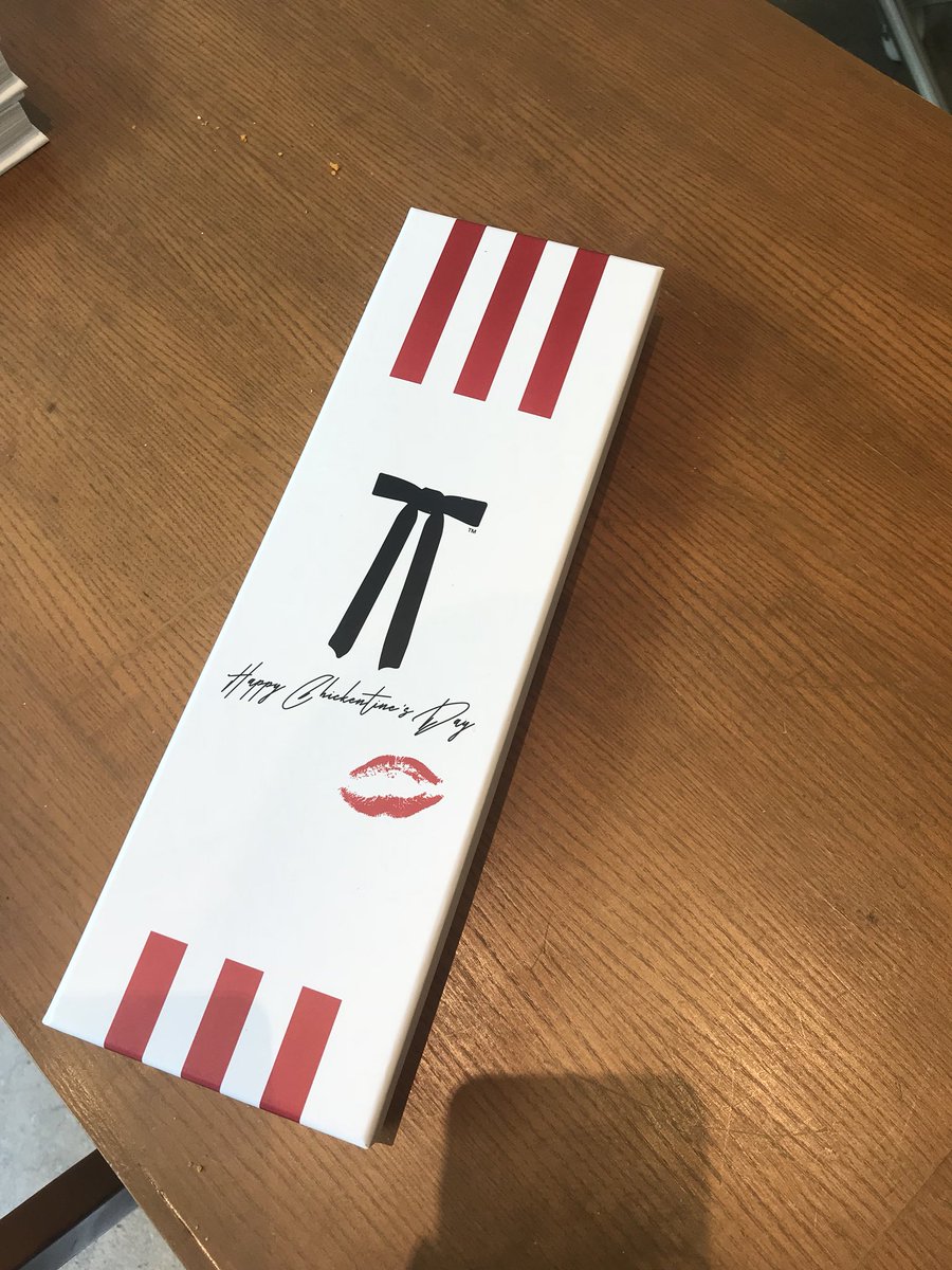 foofuflutist's tweet photo. ได้มาแล้วจ้า #KFCChocoZabb ลุ้นรับของขวัญวาเลนไทน์จาก @kfcth เมื่อวาน วันนี้มาส่งถึงที่ ได้ลิ้มลองคอมบิเนชั่นอันแสนประหลาดระหว่างช็อคโกแลตกับวิ้งซ์แซ่บแล้ว บอกเลยว่าช็อคเหมือนกัน รสชาติมันก็จะงงๆหน่อย คาวหวานปะปนมาก คือเป็นช็อคโกแลตที่เผ็ด ขนาดนี่เป็นวิ้งซ์แซ่บเลิฟเว่อร์ยังสะท้าน https://t.co/07RBdGNCRr
