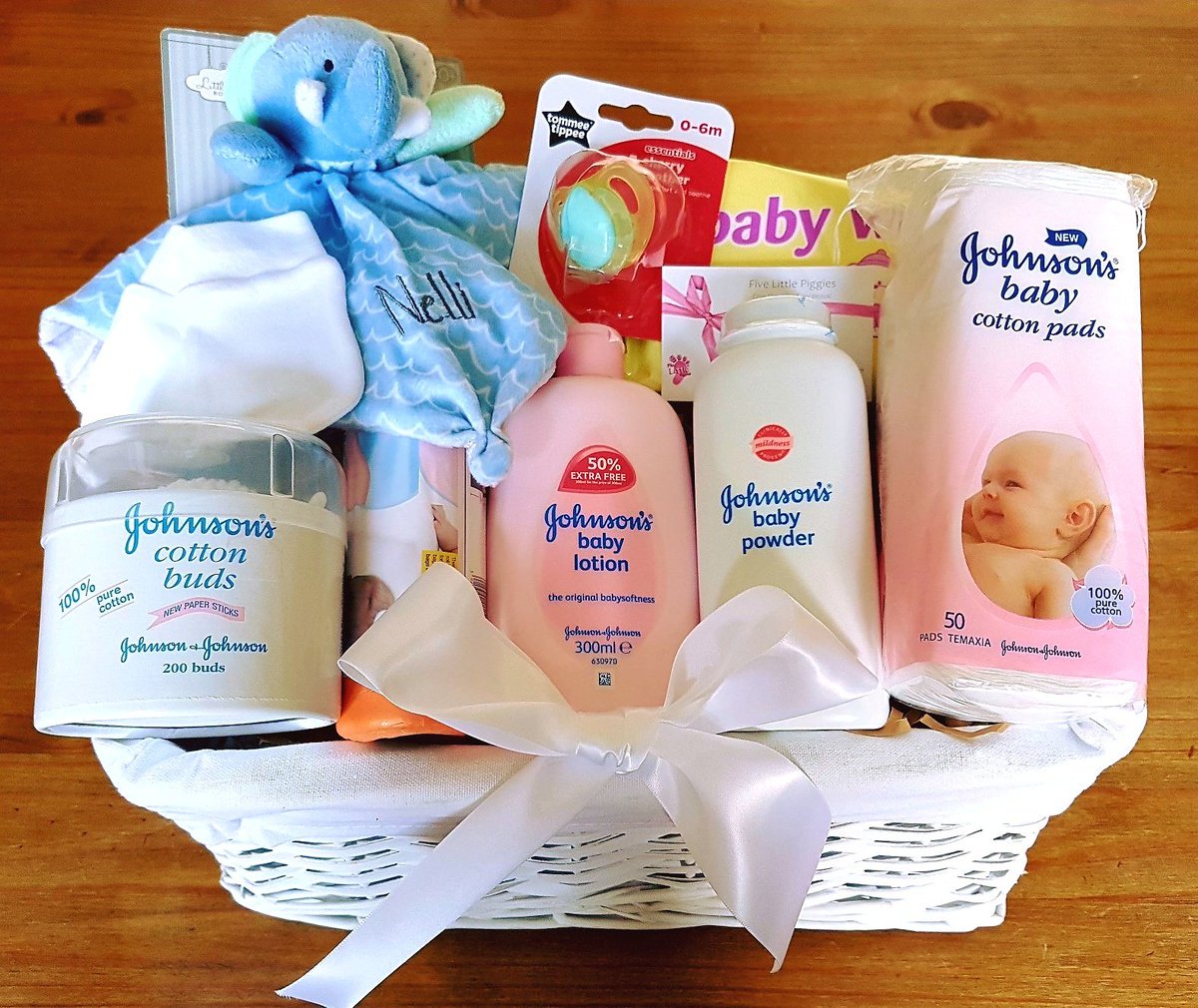 Welcome to the world ❤👶🏼🌍
A perfect gift for the new bundle of joy - great for a girl or a boy. 
#newbaby #newborn #babyshower #eshopsuk
fivelittlepiggiesgifts.co.uk/product-page/n…