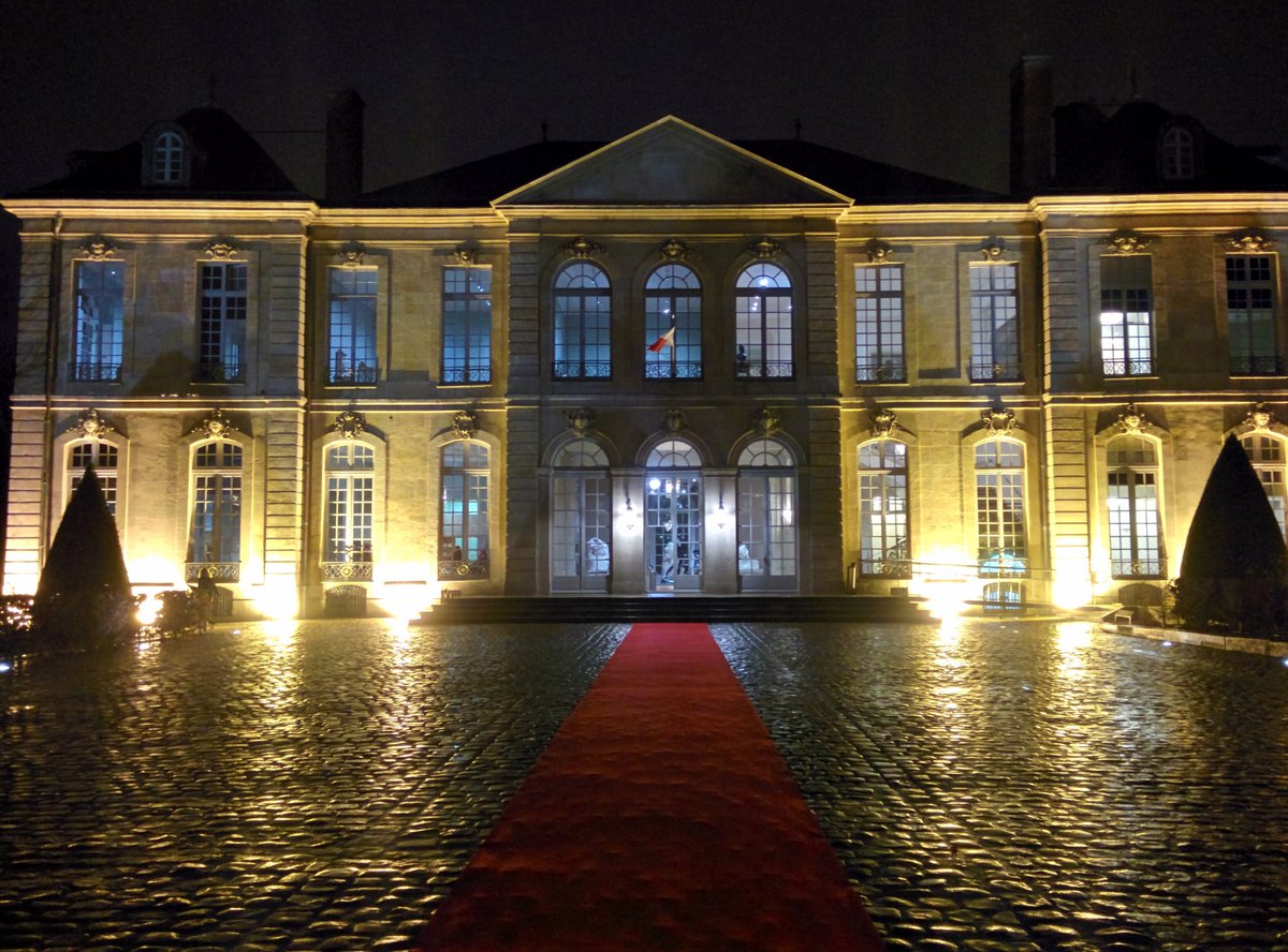 MuseeRodinParis's tweet photo. On vous dit #merci pour la superbe soirée #RodinLove d'hier. On y a vu du bonheur, de la complicité et beaucoup d'amour. Vous êtes beaux. https://t.co/0HbOt0zZXU
