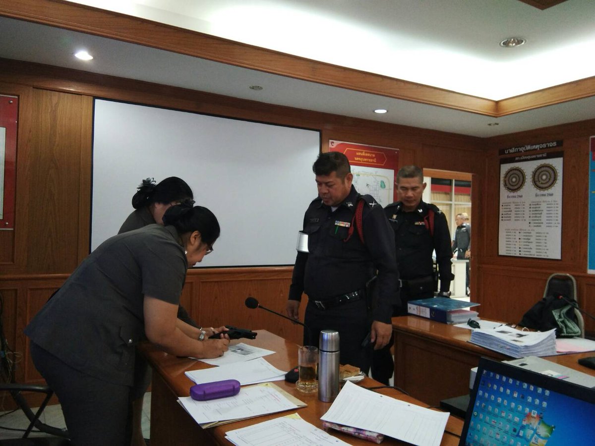 MuangUbonPolice's tweet photo. วันนี้ 15ก.พ.2561 เวลา 08.30 น.  พ.ต.ท.หญิง สุนทรี  ทวีปสูงเนิน รอง ผกก.ฝตพ.ตส.3 พร้อมคณะฯ เข้าตรวจสอบการเบิกจ่ายอาวุธปืน ณ สภ.เมืองอุบลราชธานี โดยมี คณะกรรมการฯ และข้าราชการตำรวจสังกัด สภ.เมืองอุบลราชธานี รอรับการตรวจ
@MuangUbonPolice 
@ubonpolice 
@PoliceRegion3 https://t.co/2gVUtGmg6v