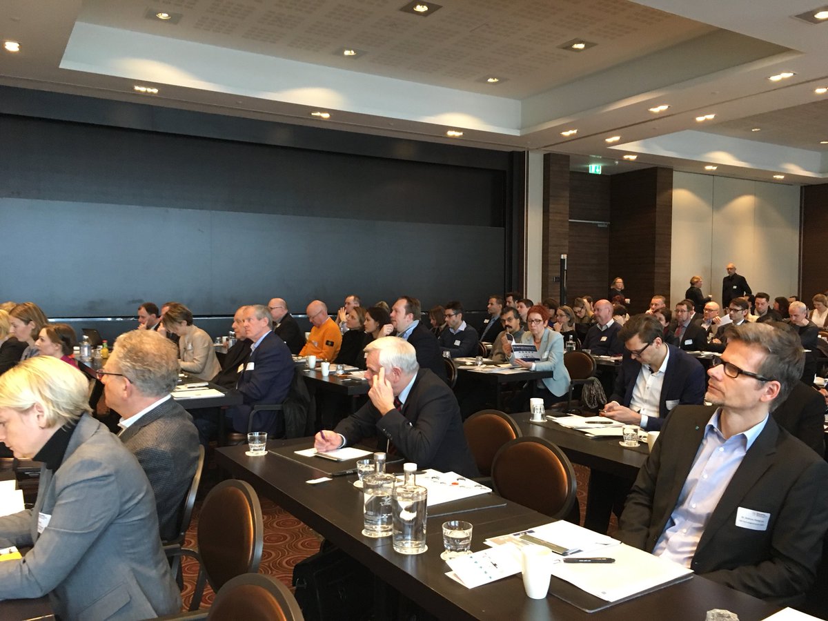 MirjamBauer's tweet photo. Ministerin Pfeiffer Poensgen @MKW_NRW #Apps + #Wearables nutzen 14% der Bürger, Kassen reagieren, mehr #Digitalisierung!#SmartHealthDataNRW https://t.co/aSDxxZOIh9