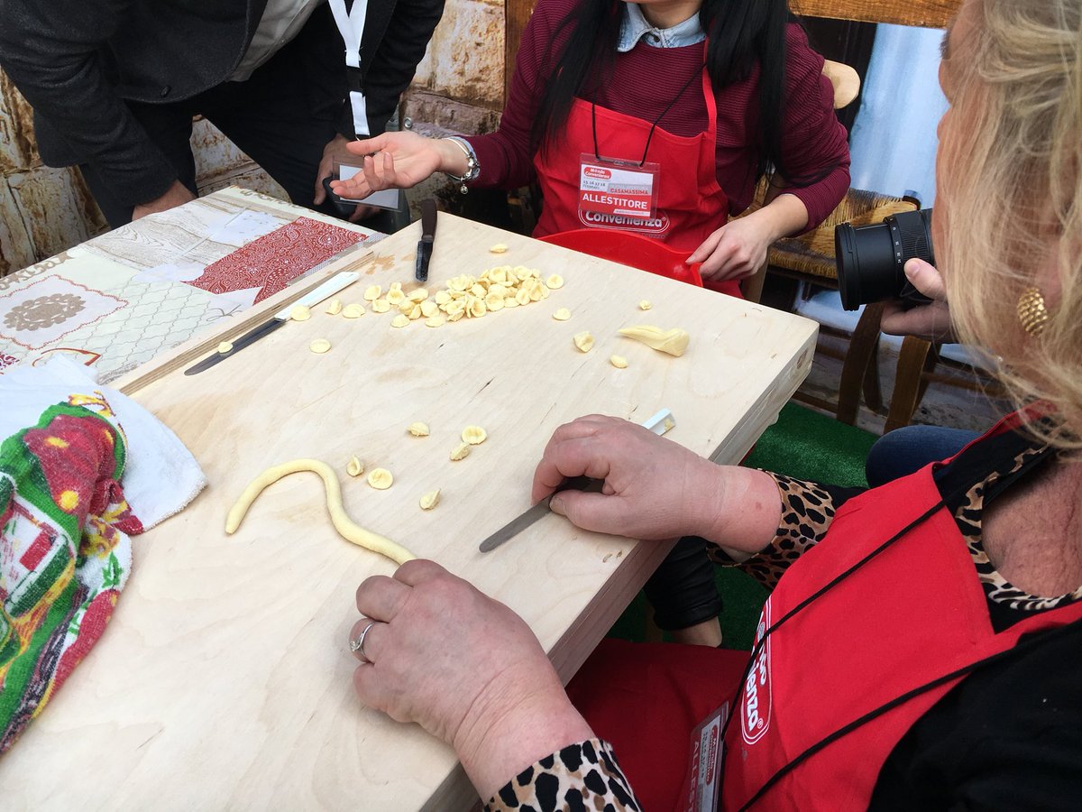 LeRicette_'s tweet photo. #sorridicongusto: l’evento di @mondoconv per l’apertura del nuovo store di Casamassima. Se si cominciano a preparare le orecchiette alla cime di rapa dalle 10 del mattino, ci viene facile sorridere! #neltuomondo https://t.co/FtHJBll9sr