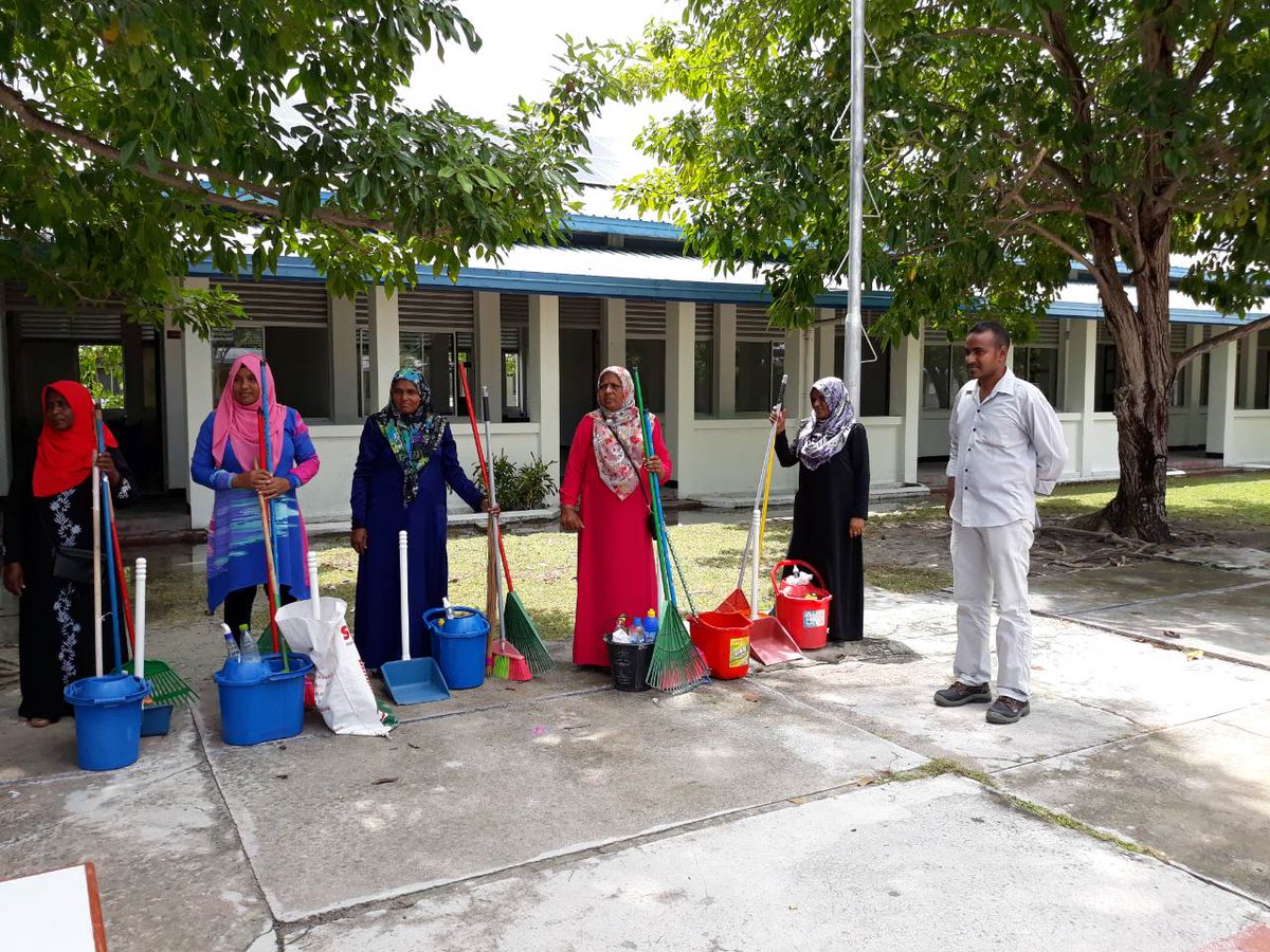 SharafuddinSchl's tweet photo. Principal Dr @AhmedAdeelN took a session for maintenance staff on "how to enjoy work". #PDDay1 @EducationMV @walladealvaro https://t.co/DXf4MEYTOx