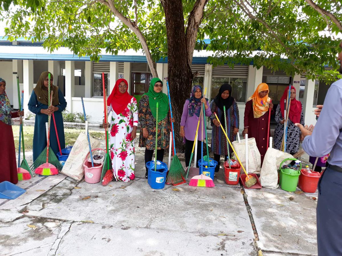 SharafuddinSchl's tweet photo. Principal Dr @AhmedAdeelN took a session for maintenance staff on "how to enjoy work". #PDDay1 @EducationMV @walladealvaro https://t.co/DXf4MEYTOx