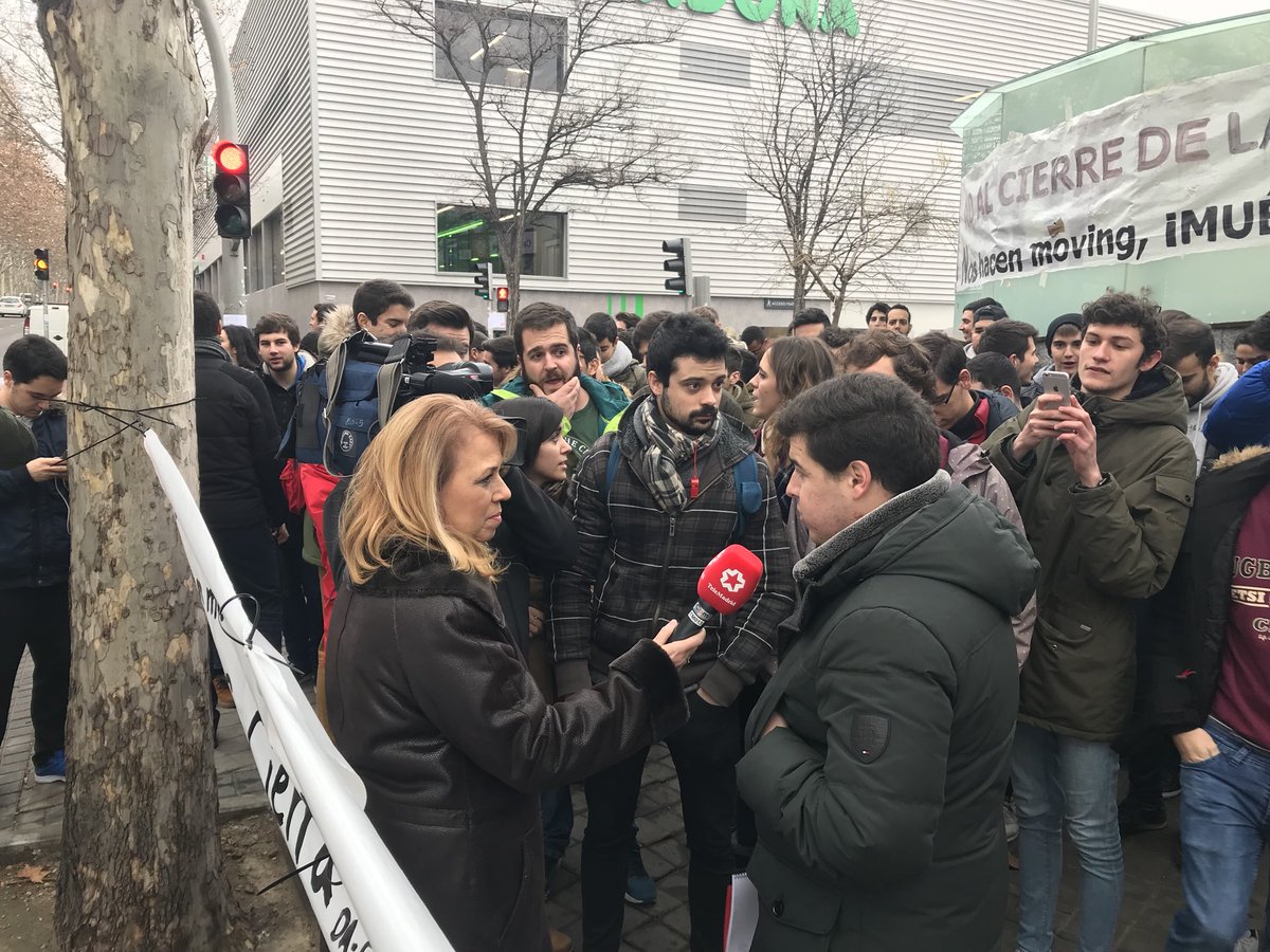 CitopMadrid's tweet photo. Los medios se interesan por dar a conocer las reclamaciones de los alumnos de la @ETSIC_UPM @DelegacionETSIC frente a la @asambleamadrid contra la decisión de @GCisnerosP rector de @La_UPM  #somosupm #civilnosecierra https://t.co/Ykmz0tlSAr