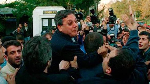 20 yıl önce bugün, Aziz Yıldırım Fenerbahçe başkanlık seçimini 1 oy farkla kazandı. 

Aziz Yıldırım'ın gördüğü Galatasaray kupaları;
UEFA🏆
Süper🏆
Süper Lig 🏆🏆🏆🏆🏆🏆🏆🏆🏆🏆
TR Kupa🏆🏆🏆🏆🏆🏆🏆
TR Süper🏆🏆🏆🏆🏆🏆