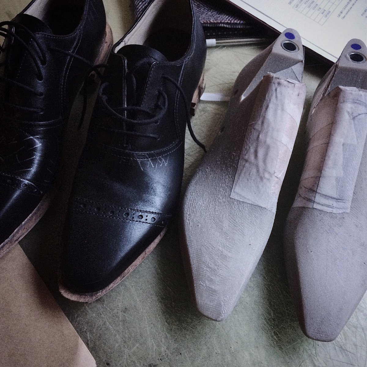 【トライアルフィッティング(仮合わせ)】
bespokeshoesの特徴的な工程の一つ。
木型をギリギリまで攻めていく為、仮合わせを挟んで入念に状態をチェックしていきます。
必要ならば木型に盛り、削り修正を加え、より完璧なフィッティングへと妥協のない努力を続けていきます。