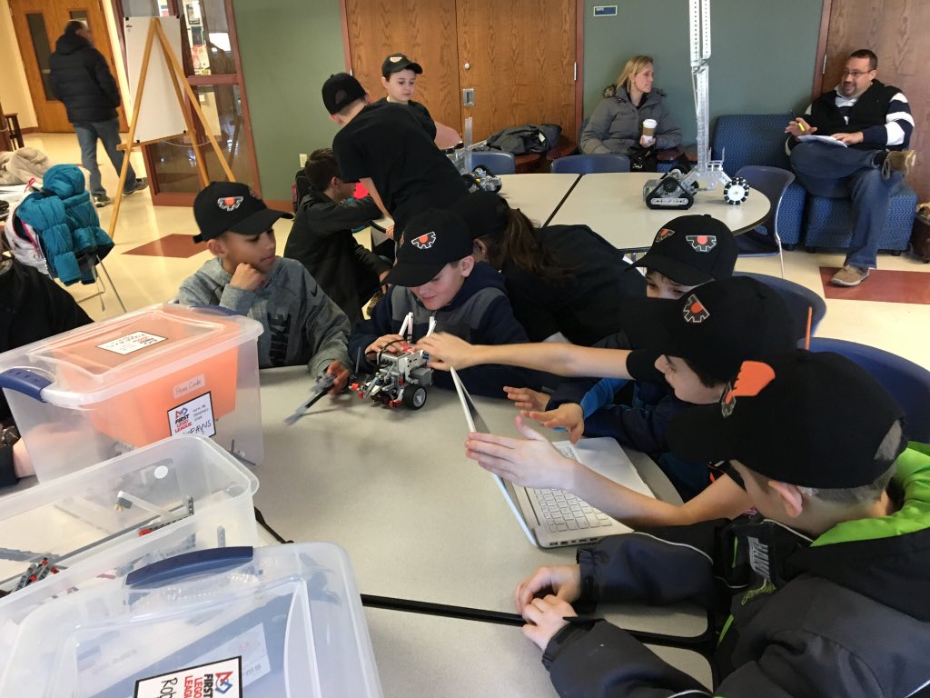 NHERobotics's tweet photo. Working hard at the robot tables! I love the determination! @nh_elementary #cysdproud @WertzsClass https://t.co/6gVbn7b2ib