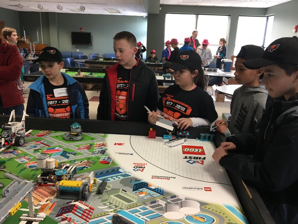 NHERobotics's tweet photo. Working hard at the robot tables! I love the determination! @nh_elementary #cysdproud @WertzsClass https://t.co/6gVbn7b2ib