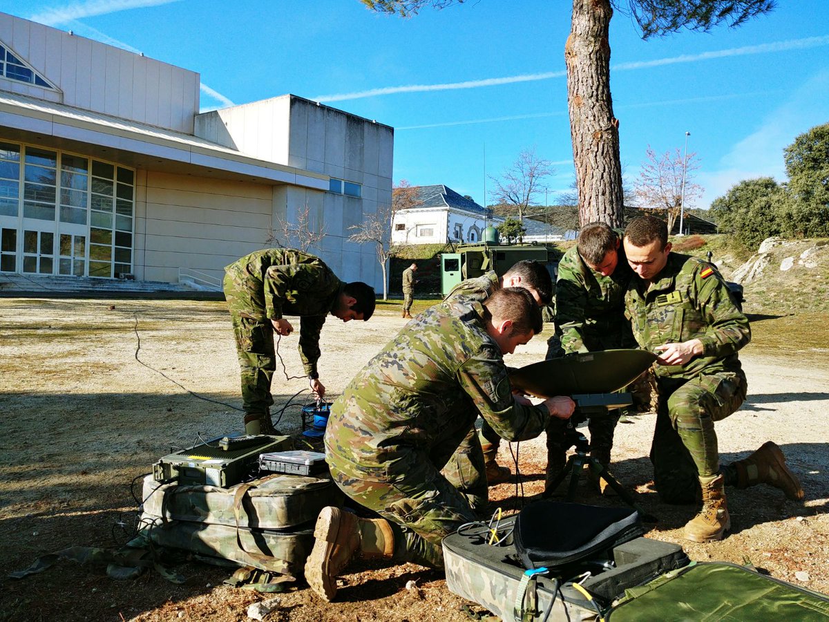 MADOC_ET's tweet photo. Academia de Ingenieros: Los sargentos alumnos de Transmisiones se instruyen en el manejo y operación de los terminales satélites apoyados por unidades de Fuerzas Terrestres @FUTER_ET https://t.co/qrAxxO84cy