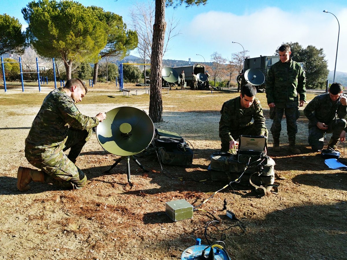 MADOC_ET's tweet photo. Academia de Ingenieros: Los sargentos alumnos de Transmisiones se instruyen en el manejo y operación de los terminales satélites apoyados por unidades de Fuerzas Terrestres @FUTER_ET https://t.co/qrAxxO84cy