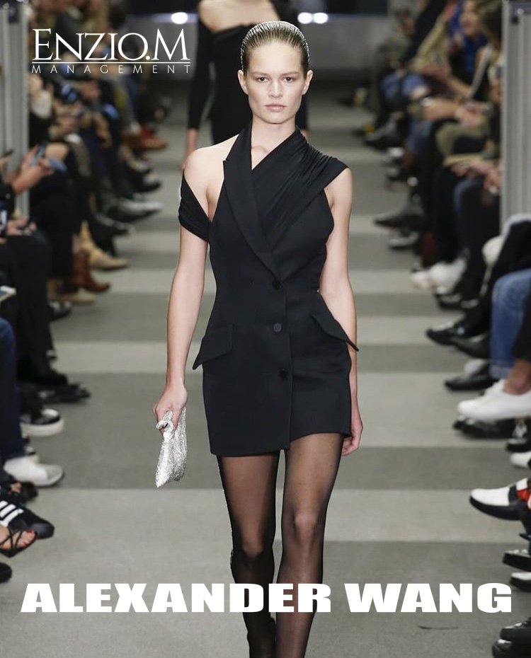 Enzio_M's tweet photo. #AnnEwers for #AlexanderWang Ready to Wear #FallWinter 2018
#Stylist: #KarlTempler
#Hair: #GudoPalau
#Makeup: #DianeKendal
#Casting: Piergiorgio del Moro & Samuel Ellis
#NYFW #newyorkfashionweek #fashionweek #newyork #annaewers #alexanderwang #WANGINC https://t.co/mrZgfvNMjA