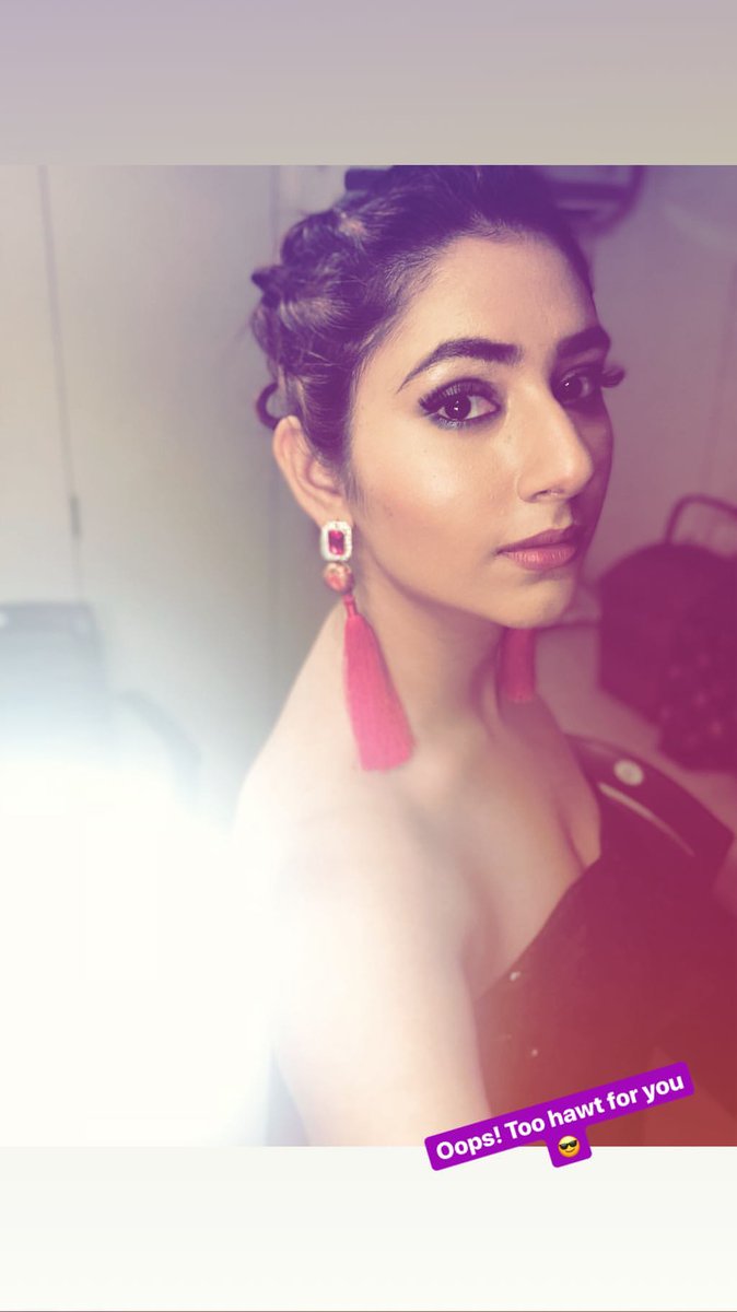 _NaveedShaik's tweet photo. Can I borrow a kiss? I promise I’ll give it back.#DishaParmar #SlayingQueen #QueenOfHearts❤#FlamingON🔥#OnFire🔥 #oNSet #WohApnaSa @disha11parmar @DishaParmarFans @ZeeTV @ZeeTVME https://t.co/RLTjdiFkBZ