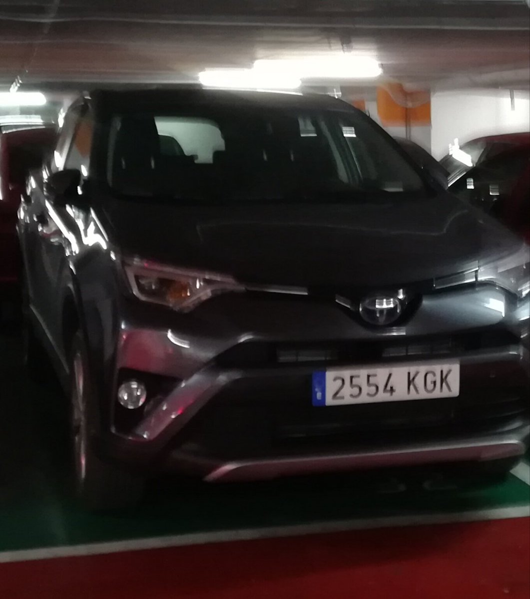 LolaSalcedo's tweet photo. Hola amigos esta noche nos han robado el coche aparcado en la calle Rubén vela de Valencia os adjunto una foto con la matrícula y el modelo es un Toyota RAV4 híbrido por si alguien lo veis o podéis ayudarnos a compartir muchísimas gracias tenía 2 meses el coche https://t.co/xuRtngDsa4