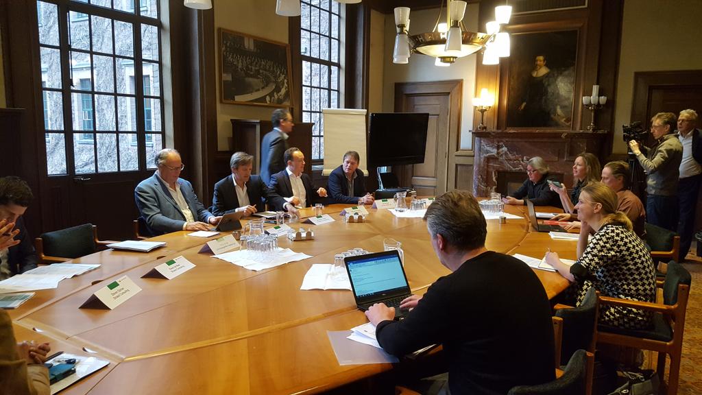 .<a href="/ldekleijn/">Leo de Kleijn</a> bij de presentatie onderzoeksrapport #HoekseLijn Ombouw kost tientallen miljoenen meer door gebrekkige projectleiding l. Wat gaat wethouder <a href="/PexLangenberg/">Pex Langenberg</a> nu doen?