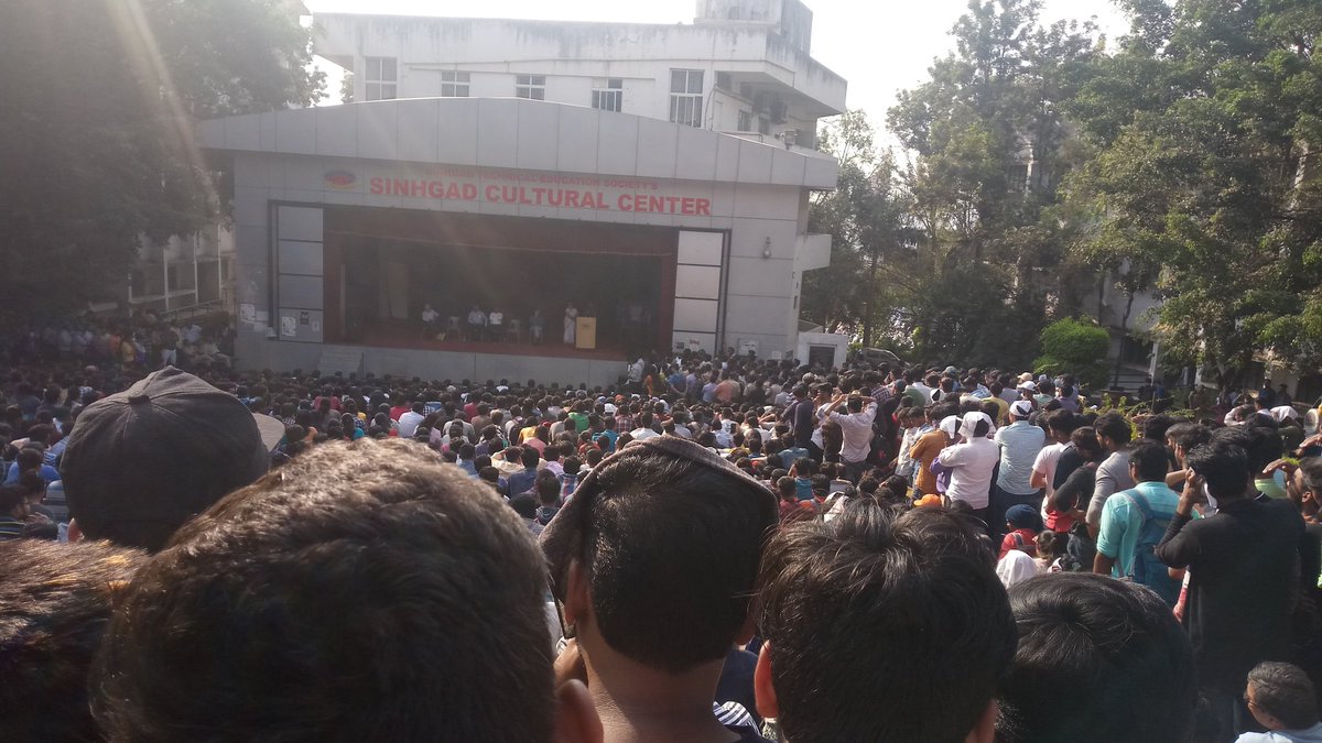 PrasadKarwa's tweet photo. 1000s of students protesting at #SinhgadInstitutes asking for #WhereIsMyFees
1 by 1 day is getting wasted. Who is going to repay?
@TawdeVinod @Dev_Fadnavis @HRDMinistry @PrakashJavdekar https://t.co/KWt6IRPbUr