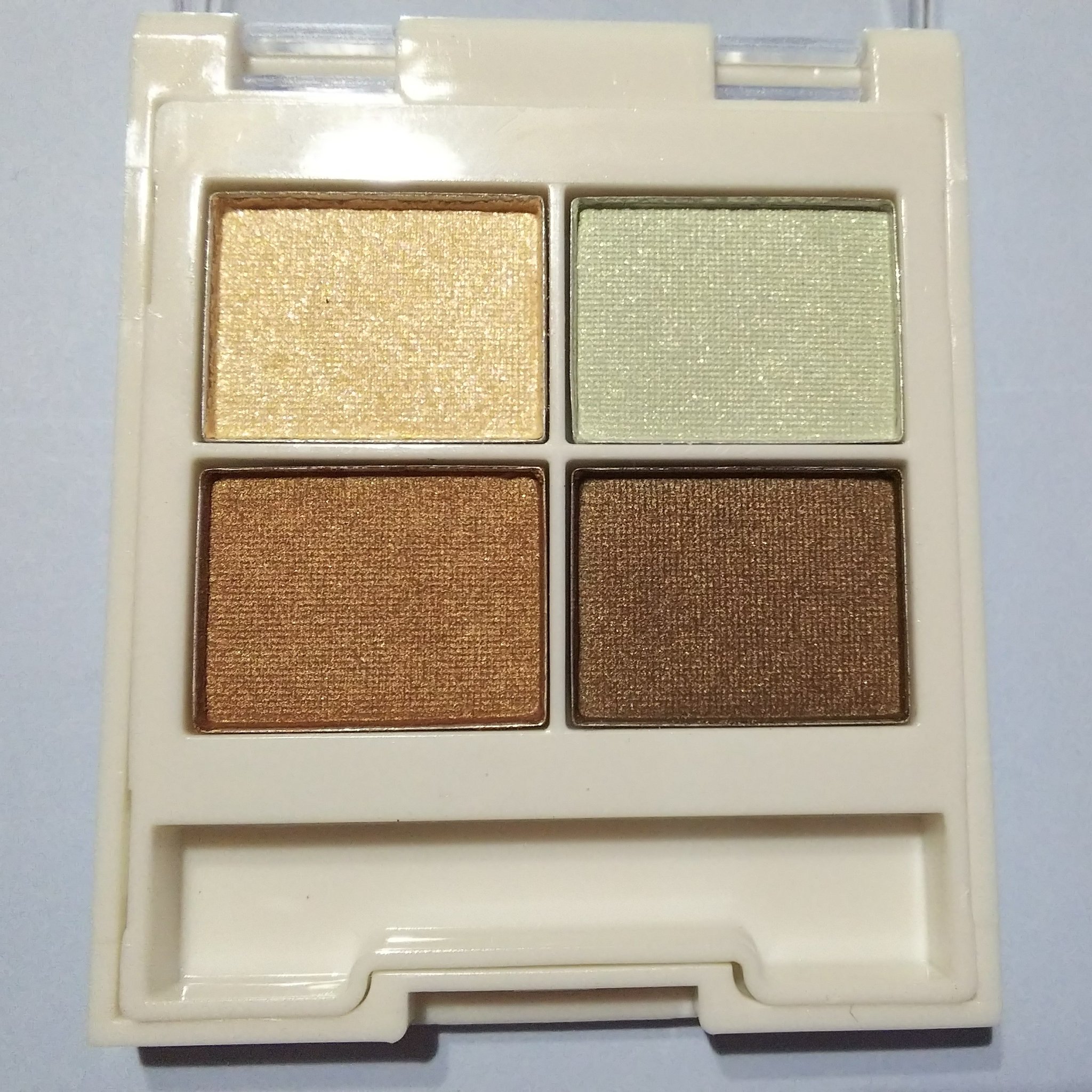 なつみかん Ac シャイニーアイシャドウ 02 イエローグリーン くすみのないグリーンとゴールドっぽいブラウン イエローのハイライトカラー こういう配色のパレット探していたので思わず買っちゃいました ちょっと前に買った草花木果のアイシャドウ